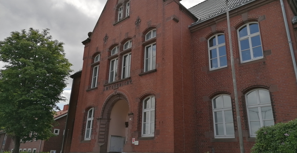 Vorderansicht des Hauptgebäudes des Amtsgerichts Bremervörde im Sommer von rechts